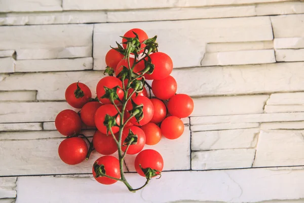 Kiraz domatesleri kırmızı ve lezzetli.