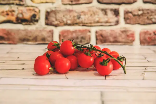 Kiraz domatesleri kırmızı ve lezzetli.