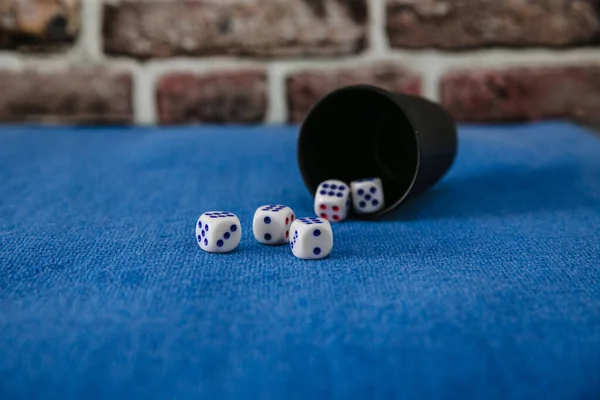 Mavi arkaplanda zarları olan oyun