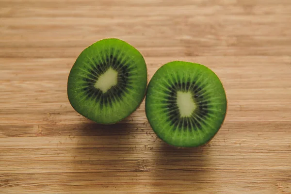 Ahşap arka planda Kivi