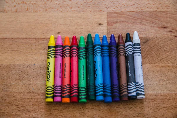 Lápices Cera Diferentes Colores Sobre Fondo Madera —  Fotos de Stock