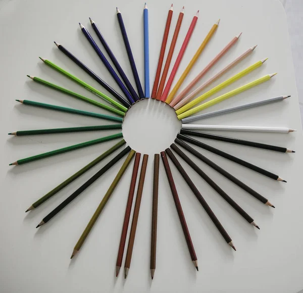 異なる色の鉛筆を — ストック写真