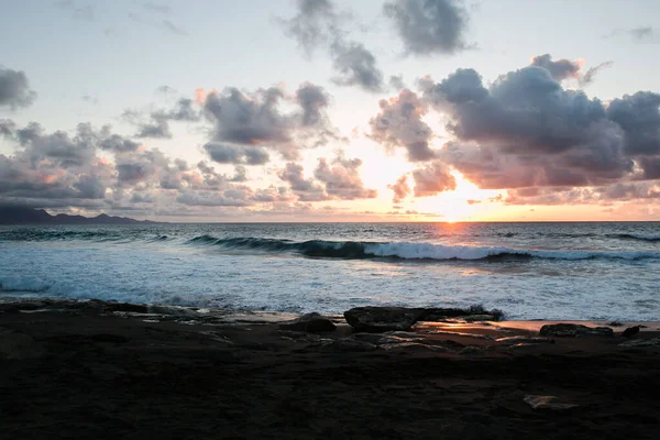 Deniz manzaralı dalgalar, dağlar, gökyüzü ve bulutlar