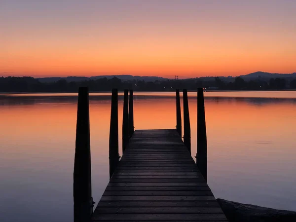 湖上的日出 — 图库照片