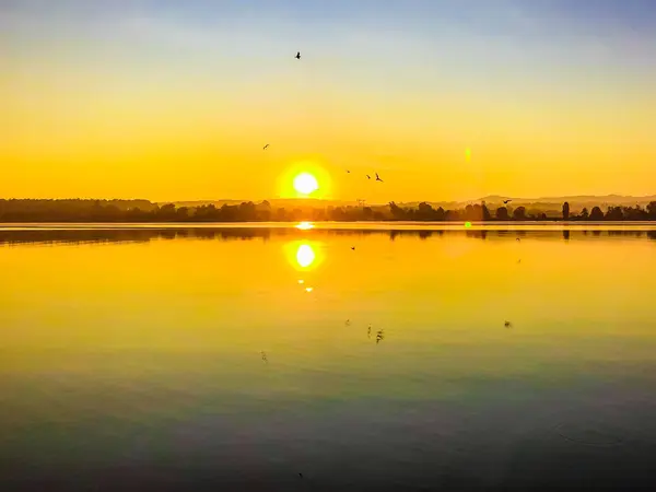 Gölün üzerinde gün doğumu 