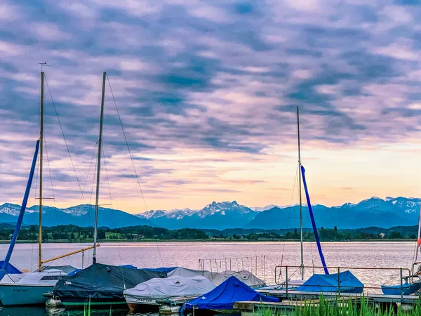 Küçük bir gölün üzerinde gün doğumu 