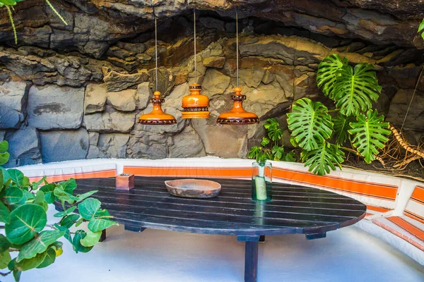 Cesar Manrique mağarasında bir oturma odası.