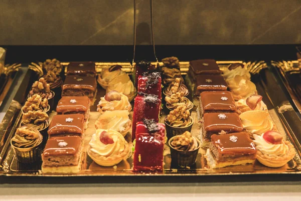 Farklı tat ve meyveli yemek tabağı.