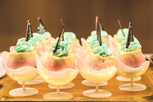 Farklı tat ve meyveli yemek tabağı.