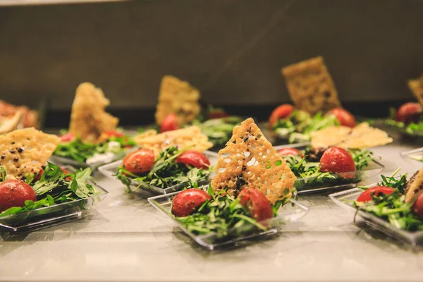 Farklı tat ve meyveli yemek tabağı.