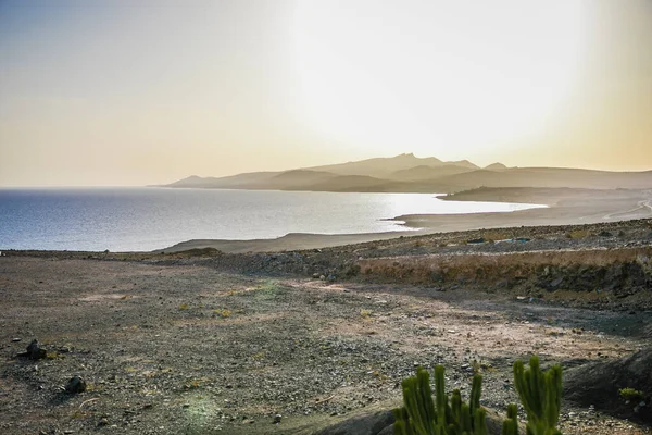 Okyanus, dalga ve gökyüzü olan sahil manzarası