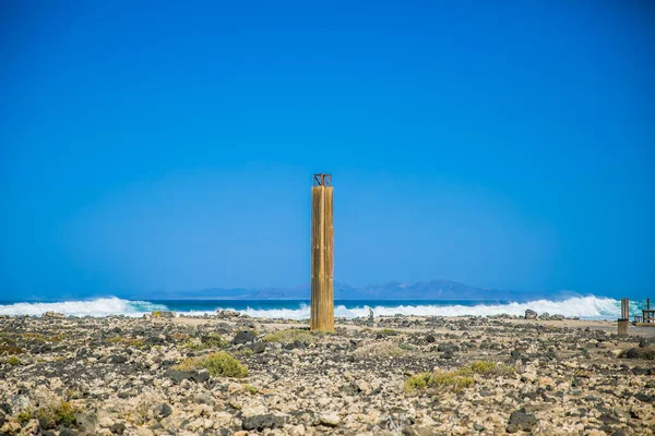 Deniz manzaralı taş, gökyüzü, okyanus ve dalga