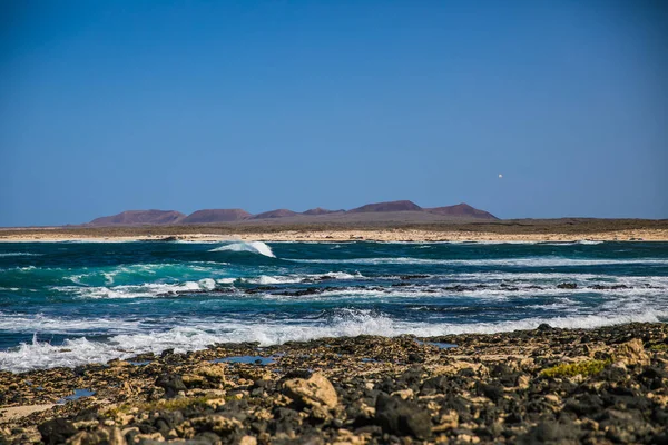 Vista Lateral Praia Com Oceano Rochas Céu — Fotografia de Stock