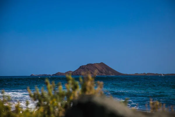 Okyanus, kaya ve gökyüzü manzaralı sahil kenarı