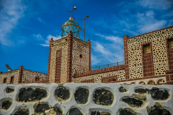 Gökyüzü ve bulutları olan eski deniz feneri