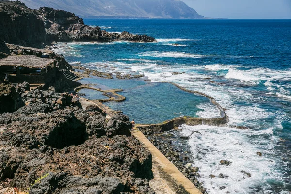 Taşlarla, dalgalarla ve gökyüzüyle okyanus manzarası