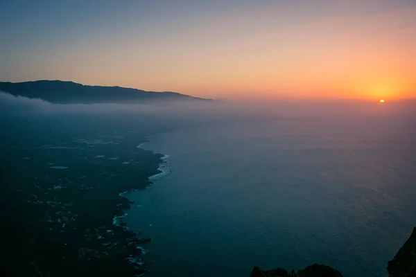 Sonnenuntergang Landschaftsblick Mit Strand Meer Grün Bäumen — Stockfoto