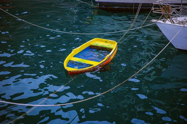 Limanda yapayalnız bir tekne