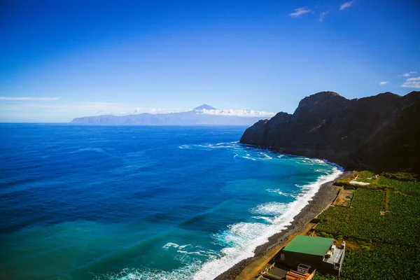 Ağaçlarla, gökyüzüyle, bulutlarla deniz ve plajla manzara