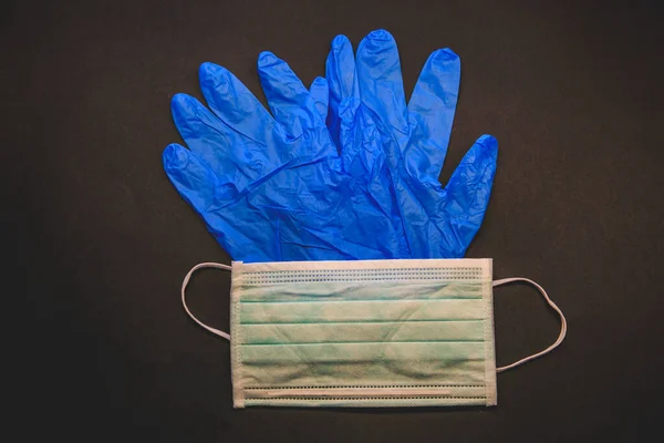 Tıbbi maske ve eldivenler