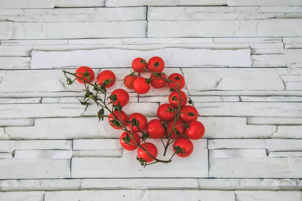 Kiraz domatesleri kırmızı ve lezzetli.