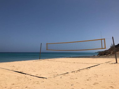 Sahildeki deniz voleybol sahasında.