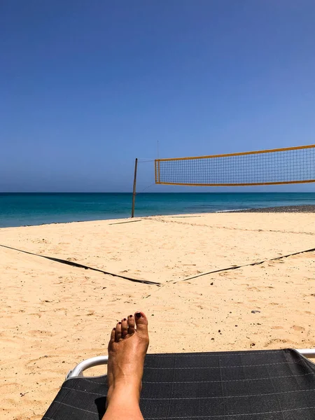 Sahildeki deniz voleybol sahasında.