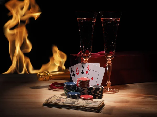 Игральные карты и бутылка шампанского в коробке — стоковое фото