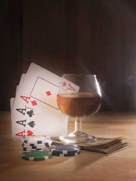 Стакан с алкоголем, игральные карты. деревянный фон — стоковое фото