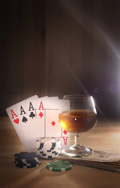 Стакан с алкоголем, игральные карты. деревянный фон — стоковое фото