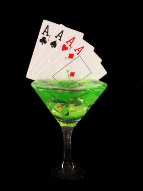 Bir kokteyl cam siyah arka plan üzerine oyun kağıdı. Casino serisi