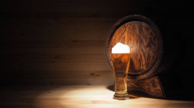 Bira bardağı ve namlu ahşap arka plan üzerinde