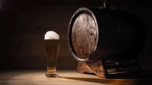 Tazze di birra e botte su uno sfondo di legno — Foto Stock