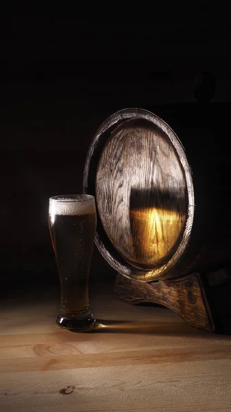 맥주 머그잔과 배럴 나무 배경 — 스톡 사진