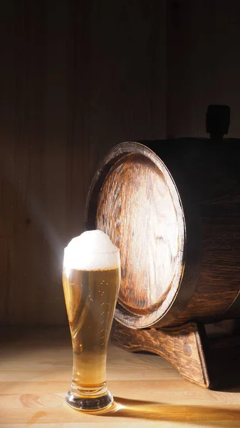 Öl muggar och fat på en trä bakgrund — Stockfoto