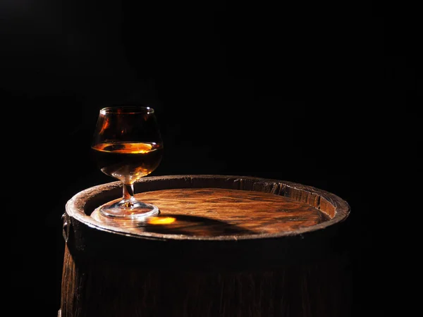 Vaso de coñac con barril sobre fondo de madera —  Fotos de Stock