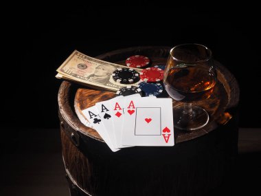 dolar ve iskambil ahşap bir varil üzerinde