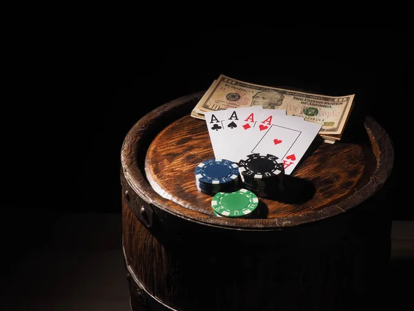 Доллары и игральные карты на деревянной бочке — стоковое фото