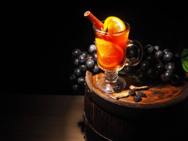 Ahşap varil üzerinde mulled şarap
