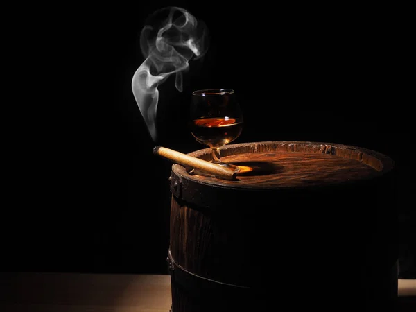 Cognac et cigare sur vieux fût de chêne — Photo