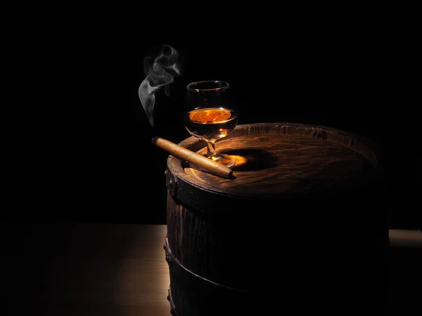 Cognac en een sigaar op oude eiken vat — Stockfoto