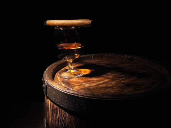 Cognac und Zigarre auf altem Eichenfass — Stockfoto