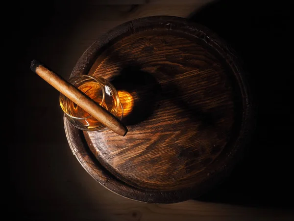 Cognac y cigarro en barrica de roble viejo — Foto de Stock
