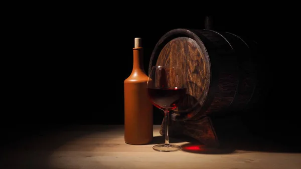 Verre de vin rouge et tonneau sur table en bois — Photo