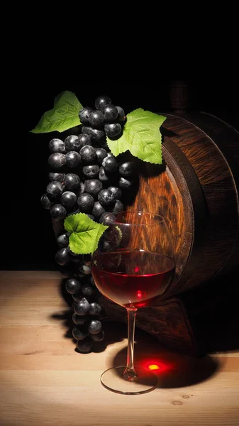Glas Rotwein und Fass auf Holztisch — Stockfoto