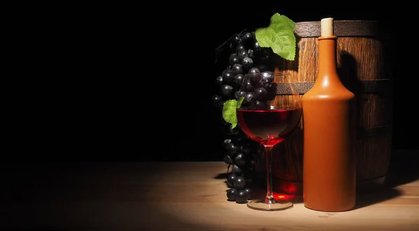 Verre de vin rouge et tonneau sur table en bois — Photo