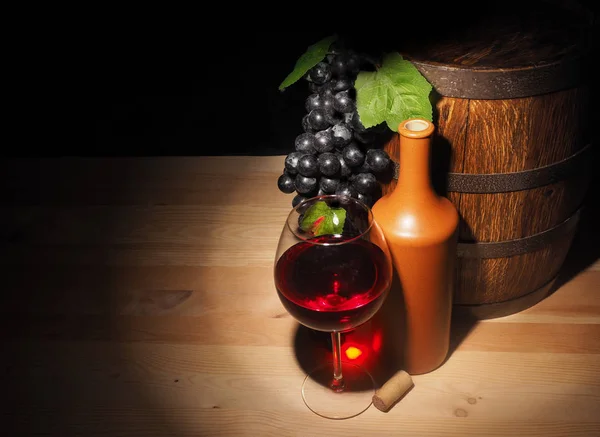 Bicchiere di vino rosso e botte sul tavolo di legno — Foto Stock