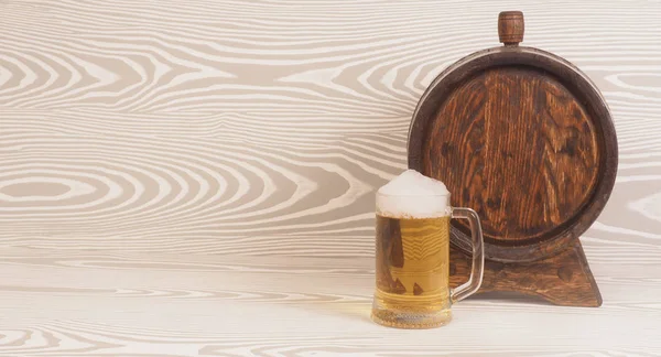 Beer mug and barrel on a wooden background — Stock Photo, Image