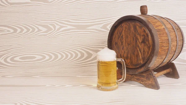 맥주잔과 배럴 나무 배경 — 스톡 사진