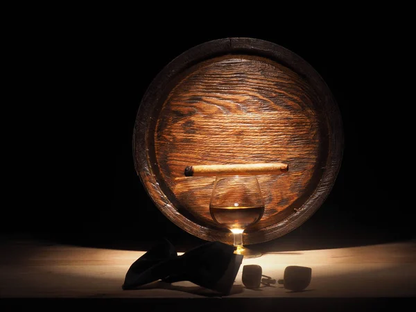 Glas van Cognac, sigaar en oude eiken vat — Stockfoto